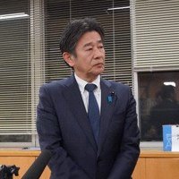 取材に応じる岸口実・兵庫県議＝神戸市中央区の県庁で2025年2月19日午後4時53分、山田麻未撮影