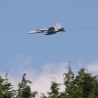 島根県浜田市職員が2011年に撮影した低空飛行する米軍機（同市提供）