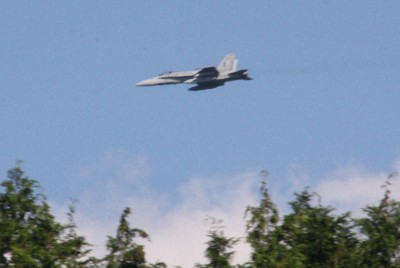 島根県浜田市職員が2011年に撮影した低空飛行する米軍機（同市提供）