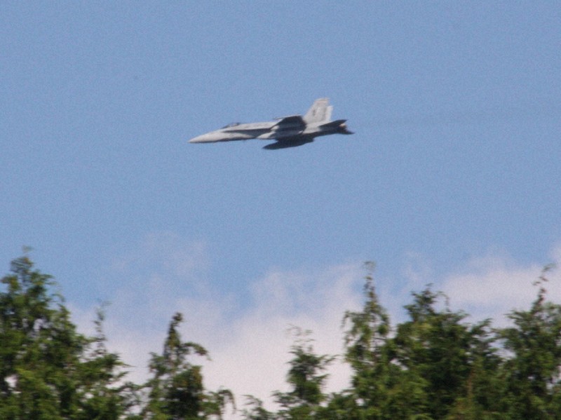島根県浜田市職員が2011年に撮影した低空飛行する米軍機（同市提供）