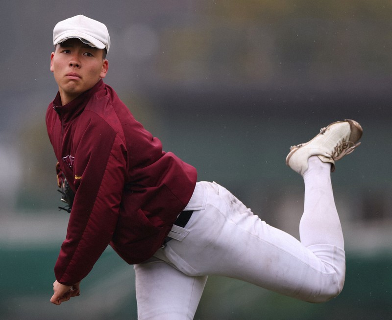 キャッチボールする早稲田実の中村心大選手＝東京都八王子市で2025年2月2日、猪飼健史撮影