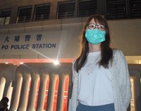拘束されていた警察署から保釈された周庭氏＝香港北東部・大埔警察署で2020年8月11日、福岡静哉撮影