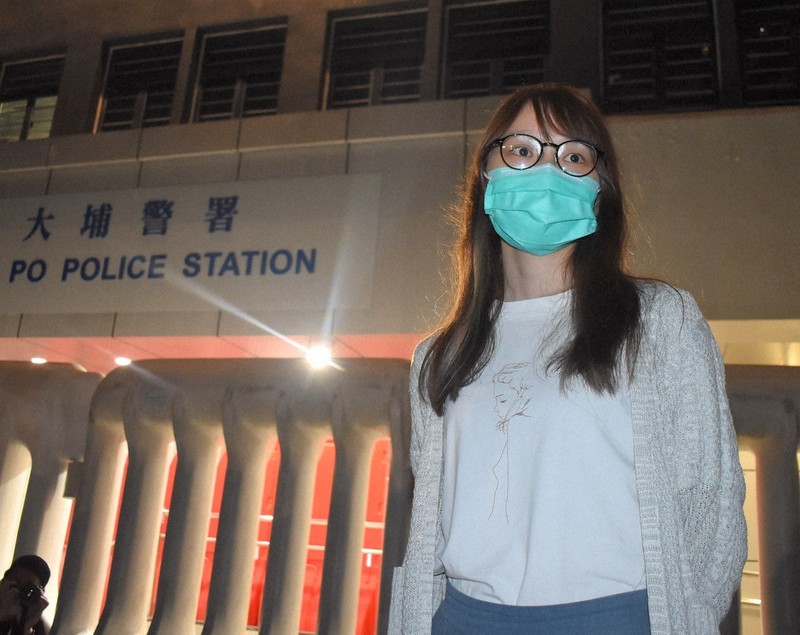 拘束されていた警察署から保釈された周庭氏＝香港北東部・大埔警察署で2020年8月11日、福岡静哉撮影