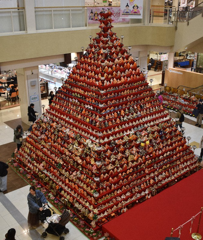 7メートルのひな壇、笑顔で見上げ 31段1605体 鴻巣 ／埼玉 | 毎日新聞