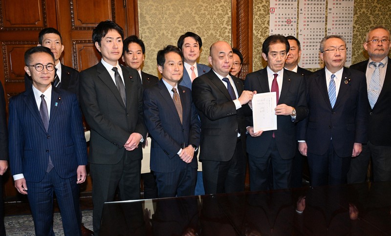 選挙ポスターに品位保持規定を新設する公職選挙法改正案を衆院に提出する自民党の逢沢一郎選挙制度調査会長（右から3人目）ら与野党の議員たち＝国会内で2025年2月20日午前9時31分、平田明浩撮影