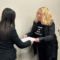 石破茂首相宛ての手紙を外務省職員に託すキャサリン・フィッシャーさん（右）＝東京都千代田区の参院議員会館で2025年2月20日、大場弘行撮影