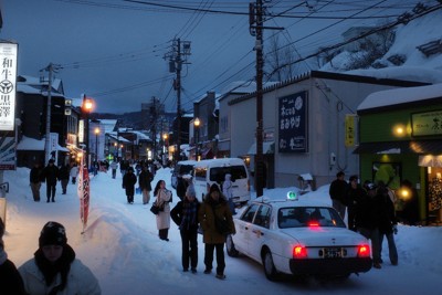 夕暮れ時の「小樽堺町通り商店街」。車道を平然と歩く観光客も多かった＝北海道小樽市で2025年2月19日、貝塚太一撮影