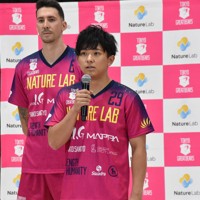 ファンを招いた開幕前の決起集会であいさつをする大前隆貴選手（中央）＝東京・代々木第2体育館で2024年10月2日、小林悠太撮影