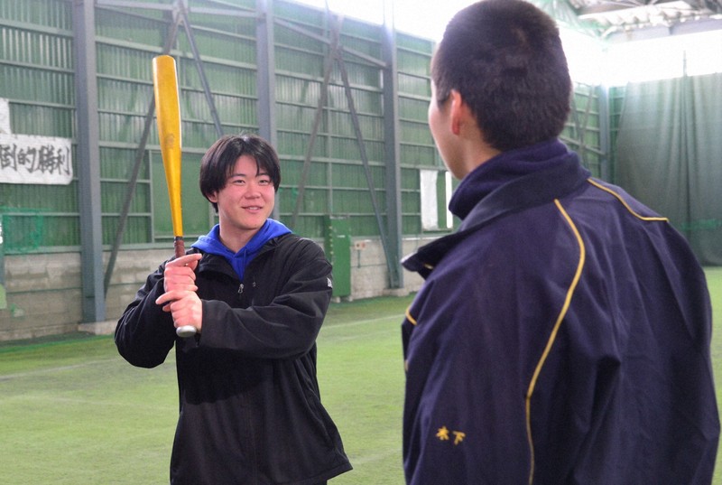 「最近、調子はどうなん」などと部員らに声を掛ける本谷悠樹さん（左）＝石川県輪島市の日本航空石川で2025年2月16日午後0時44分、阿部弘賢撮影