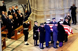 星条旗にくるまれたカーター元米大統領のひつぎが運ばれる様子を見守る歴代米大統領ら＝ワシントン大聖堂で2025年1月9日、西田進一郎撮影