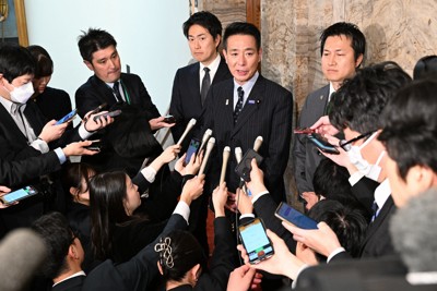 自民・公明両党と続いている協議について記者の質問に答える日本維新の会の前原誠司共同代表（中央）。左は青柳仁士政調会長、右は岩谷良平幹事長＝国会内で2025年2月21日午後1時56分、平田明浩撮影