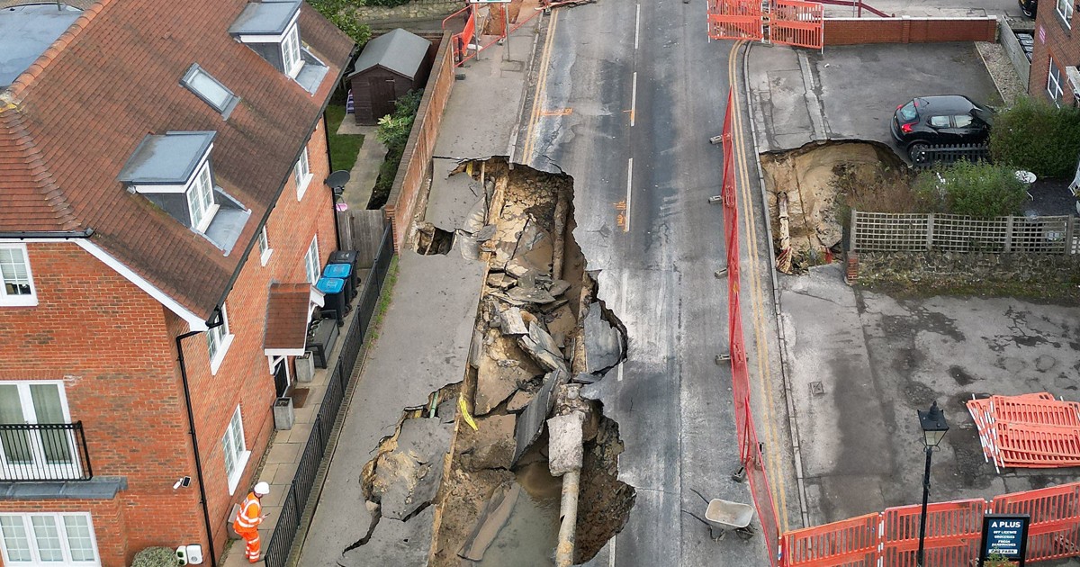 英でも道路陥没で巨大な穴、30世帯避難 埼玉・八潮の事故にも注目 英でも道路陥没で巨大な穴、30世帯避難 埼玉・八潮の事故にも注目