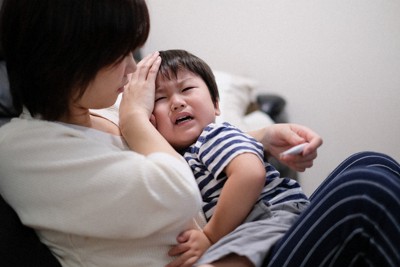 子どもの発熱などを理由に仕事を休んだ人を職場の同僚が「子持ち様」とやゆするケースがある（写真はイメージ）＝ゲッティ