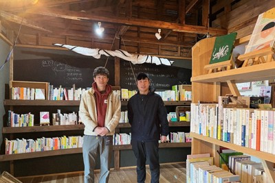 本を手段に地域の交流拠点づくりを目指す池田さん（左）と藤田さん＝宇都宮市中戸祭1の店舗で2025年1月16日午後4時7分、松沢真美撮影