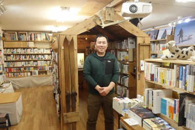 店内の「山小屋」の前に立つ荻田泰永さん＝神奈川県大和市で2025年2月4日午後2時14分、高橋昌紀撮影
