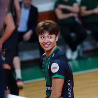 ギリシャ1部リーグのミロンのホームゲームでプレーする山本龍選手（左）＝2025年1月（本人提供）