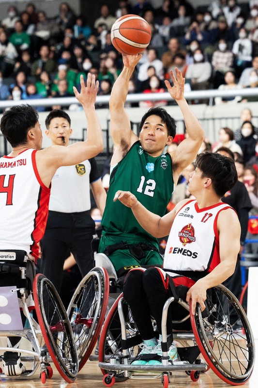 プルオーバーマシン健常者と車椅子 パラアスリート 試作1号