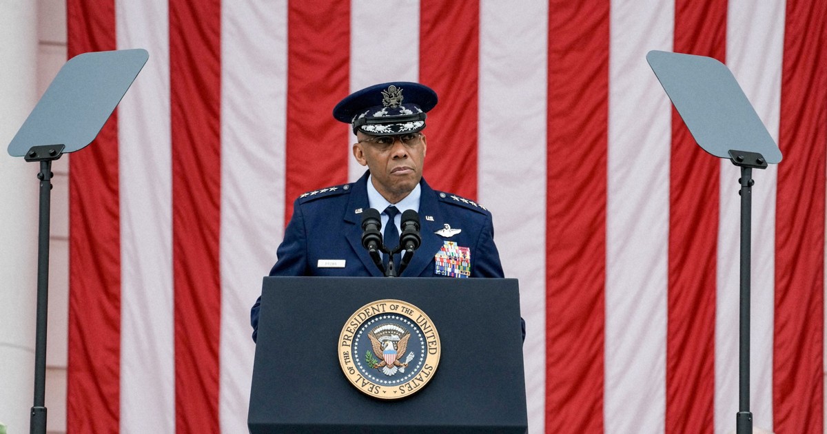 トランプ氏、黒人の米軍制服組トップを解任 多様性推進が理由か | 毎日新聞