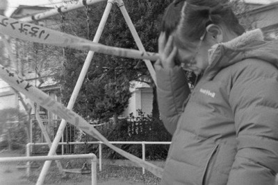 公園のブランコで遊ぼうと思ったのに、立ち入り禁止。「今まで生きてた中で、一番悲しい！」＝東京都内で2025年1月27日、中村琢磨撮影