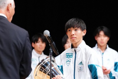 箱根駅伝で総合優勝し、優勝カップを受け取る青山学院大の黒田朝日選手＝東京都千代田区で2025年1月3日午後3時47分（代表撮影）