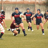 【常翔学園－報徳学園】ボールを運ぶ常翔学園の選手ら＝神戸総合運動公園補助競技場で2025年2月22日、石川裕士撮影