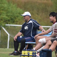 母校の試合を見つめる井本伊織さん（左）＝三重県鈴鹿市で2024年10月19日午後2時52分、下村恵美撮影