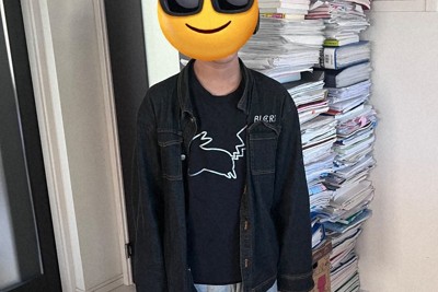 次男がこれまで使ってきたテキストやノートを積み上げると、背丈の2倍を超えていた＝斎藤さん提供