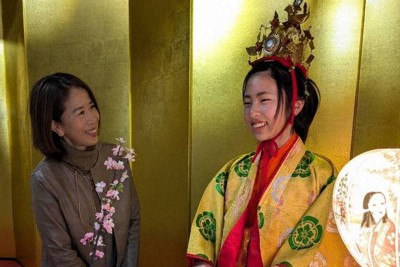 ひな人形になりきって屏風の前に座る児童＝伊賀市上野忍町の赤井家住宅で2025年2月22日、久木田照子撮影