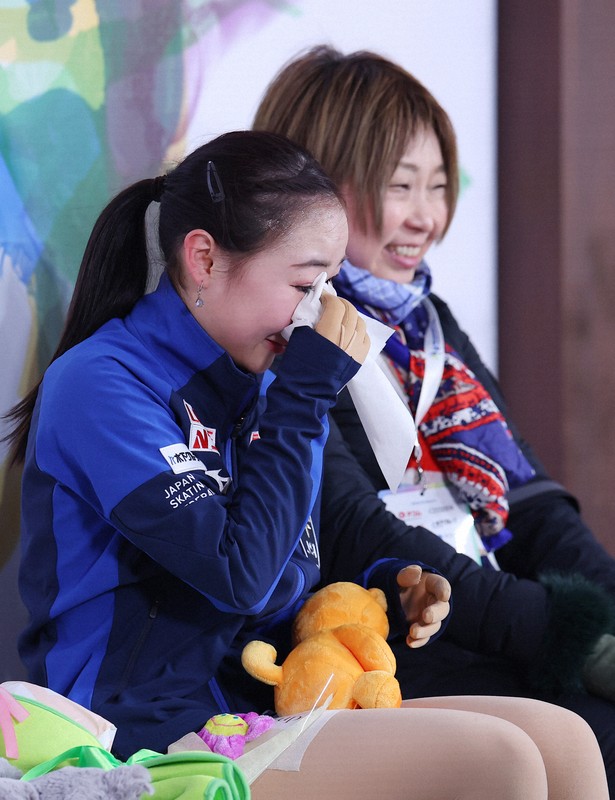 女子フリーの演技を終えてキス・アンド・クライで涙を拭う松生理乃（左）＝ソウルで2025年2月23日、猪飼健史撮影