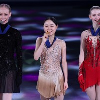 女子の表彰式後の記念撮影でメダルをかむ（左から）2位で米国のブラディー・テネル、1位で韓国の金采衍、3位で米国のサラ・エバーハード＝ソウルで2025年2月23日、猪飼健史撮影