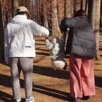 長女と公園で遊ぶ中村さん夫妻（仮名）＝さいたま市内で2025年2月9日午前9時16分、後藤豪撮影