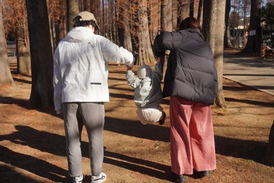 長女と公園で遊ぶ中村さん夫妻（仮名）＝さいたま市内で2025年2月9日午前9時16分、後藤豪撮影