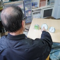 田中潔さん（仮名）はマンションの管理人時代、寝坊しないよう複数の目覚まし時計を時間差でセットしていたという＝東京都内で2025年1月31日午後0時半、後藤豪撮影