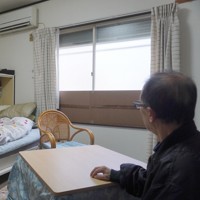 ワンルームアパートに引っ越した田中潔さん（仮名）。記者に「落ち着かず何となく不安です」とこぼした＝東京都内で2025年1月31日午後0時35分、後藤豪撮影