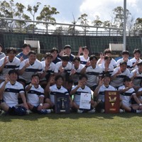 【京都成章－大阪桐蔭】近畿大会で3連覇を果たし、指を3本立てて喜ぶ大阪桐蔭の選手たち＝神戸総合運動公園ユニバー記念競技場で2025年2月24日、長宗拓弥撮影