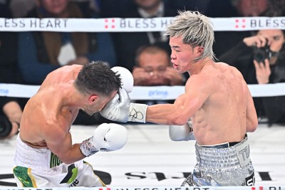 ノンタイトル10回戦の五回、モロニー（左）を攻める那須川天心＝有明アリーナで2025年2月24日、新宮巳美撮影