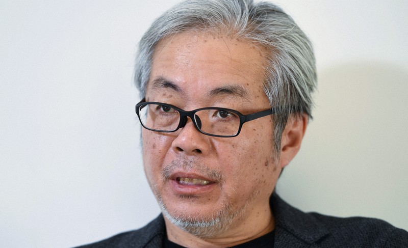 インタビューに答えるジャーナリストの青木理さん＝東京都千代田区で2025年2月10日、宮本明登撮影