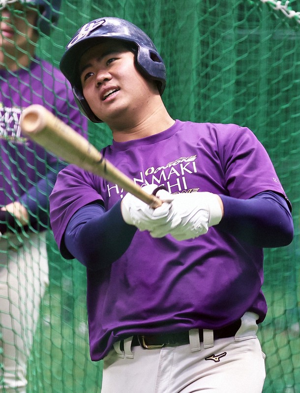 打撃練習をする花巻東の古城大翔＝千葉県船橋市で2025年2月1日、玉城達郎撮影