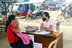 行政が地区に出向くワンストップサービスを導入し、住民女性と話すトリナ・ファマロ・ファビク町長（右）＝本人提供