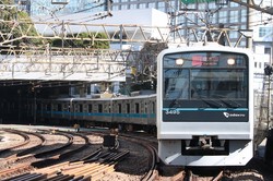 新宿駅を発車する小田急多摩線唐木田行きの急行＝記事中の写真はすべて筆者撮影
