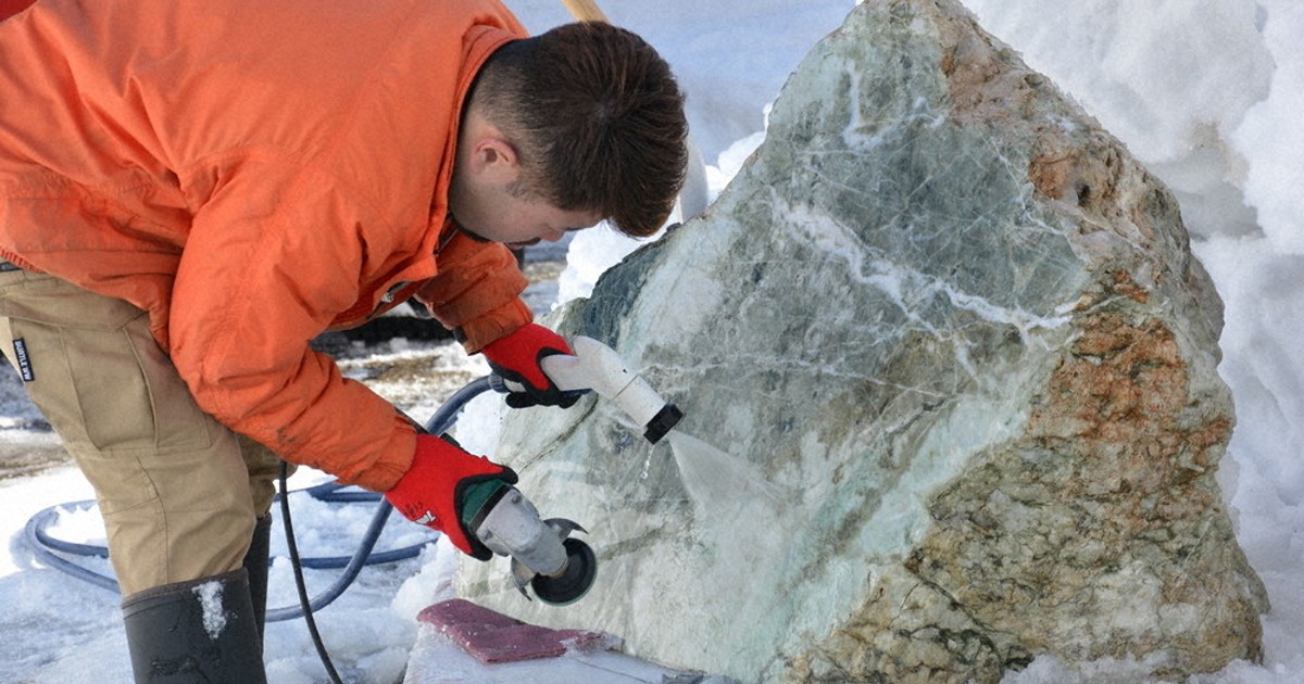 輝くヒスイ、万博迎賓館へ 最後の磨き作業で魅力UP 糸魚川 ／新潟