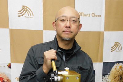 モンブランしぼり機「Mont　Deco」を操作する林拓也社長＝岐阜県恵那市の「MAC」で2025年2月5日、安達一正撮影