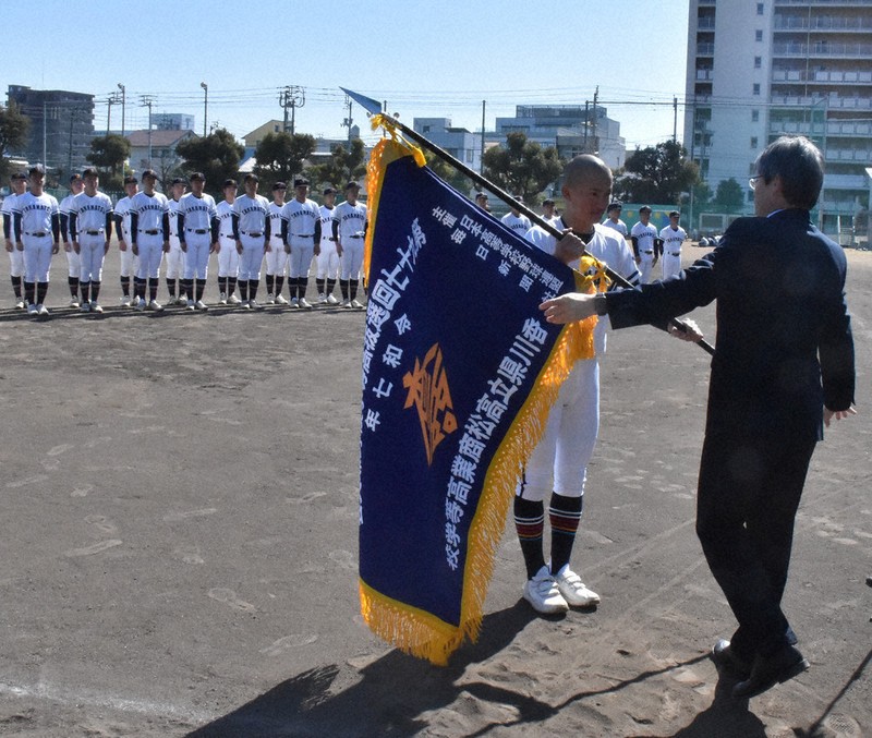 センバツ2025 センバツ旗授与 「県民に勇気を」 高松商 ／香川 | 毎日新聞