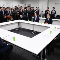 協議に臨む自民党の宮沢洋一税調会長（右手前）、公明党の赤羽一嘉税調会長（左手前）と国民民主党の古川元久税調会長（奥右）ら＝衆院第2議員会館で2025年2月26日午後4時11分、平田明浩撮影
