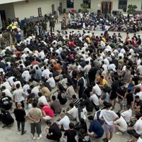 ミャンマー東部カイン州ミャワディの特殊詐欺の拠点から解放された外国人ら＝関係者提供
