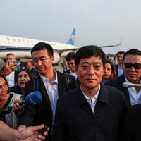 ミャンマー東部にある詐欺拠点から保護された中国人の送還を視察した中国の劉忠義・公安省次官補（中央）＝タイ北西部メソトで2025年2月20日、ロイター