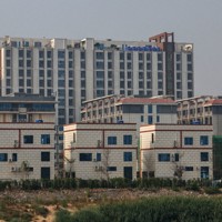 タイ側から撮影したミャンマー東部カイン州シュエココの様子。中国系犯罪グループの拠点があるとされ、カジノやホテルなどが並んでいる＝2025年2月5日、ロイター