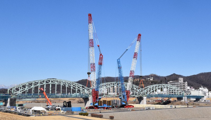 中橋」3連アーチつり上げ移設 750トン級クレーンも投入 栃木 | 毎日新聞