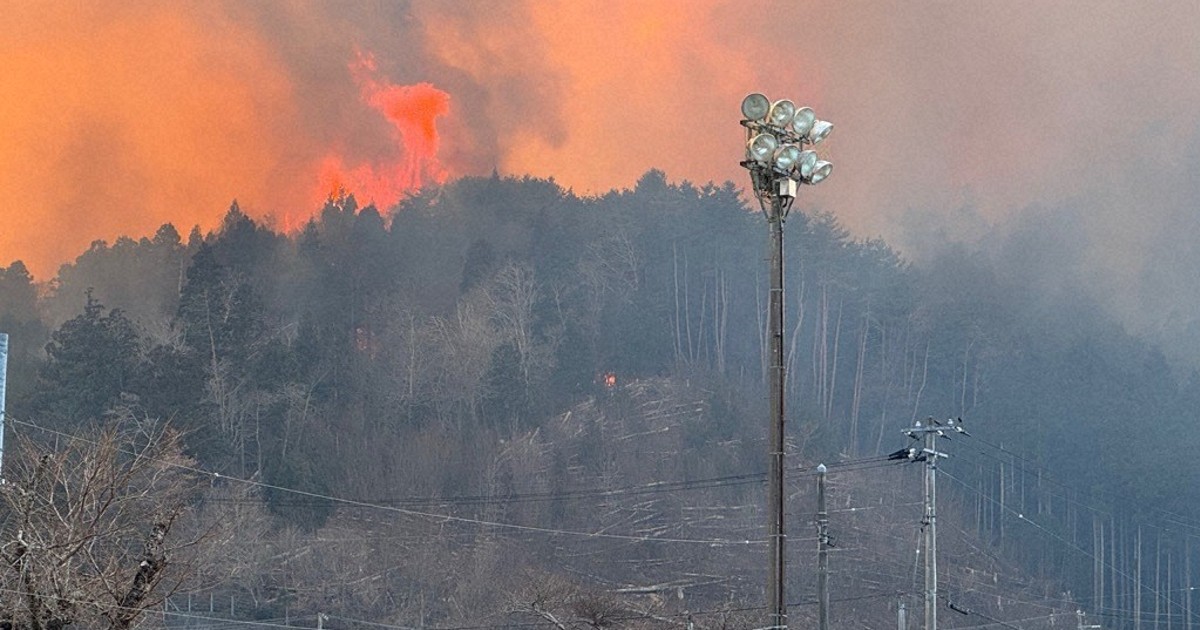 岩手・大船渡で山林火災、2000人超に避難指示 複数の建物燃える | 毎日新聞