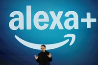 米ニューヨークで最新の音声アシスタント機能「アレクサ＋」を発表したアマゾンのデバイス・サービス部門責任者のパノス・パネイ氏＝2025年2月26日、ロイター